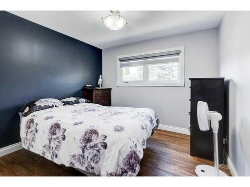 10304 8 Street Sw, Calgary, AB - Indoor Photo Showing Bedroom