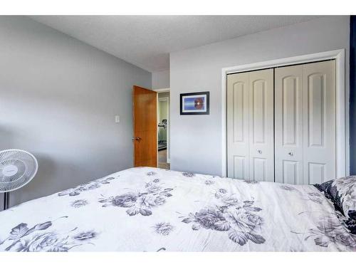 10304 8 Street Sw, Calgary, AB - Indoor Photo Showing Bedroom