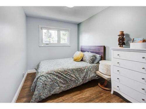 10304 8 Street Sw, Calgary, AB - Indoor Photo Showing Bedroom