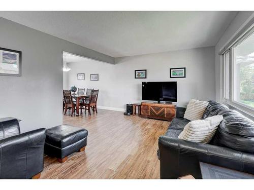 10304 8 Street Sw, Calgary, AB - Indoor Photo Showing Living Room