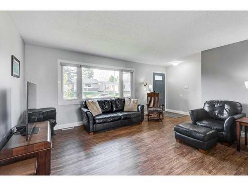 10304 8 Street Sw, Calgary, AB - Indoor Photo Showing Living Room