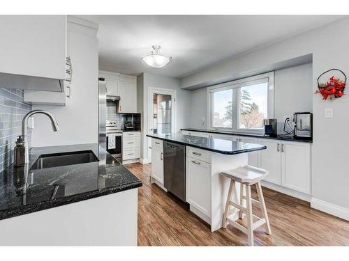 10304 8 Street Sw, Calgary, AB - Indoor Photo Showing Kitchen