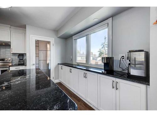 10304 8 Street Sw, Calgary, AB - Indoor Photo Showing Kitchen