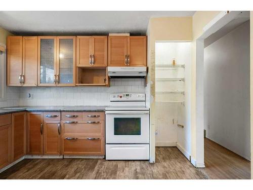 47 Fairview Crescent Se, Calgary, AB - Indoor Photo Showing Kitchen