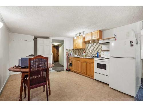 47 Fairview Crescent Se, Calgary, AB - Indoor Photo Showing Kitchen