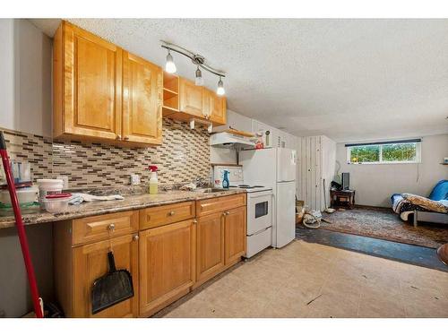 47 Fairview Crescent Se, Calgary, AB - Indoor Photo Showing Kitchen