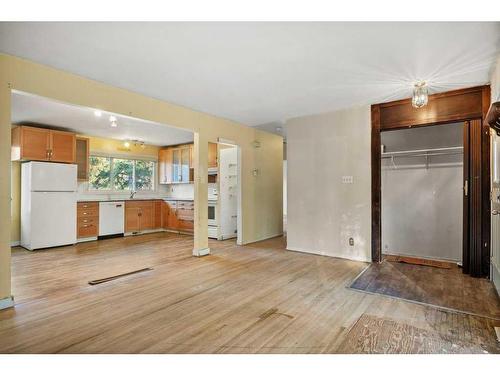 47 Fairview Crescent Se, Calgary, AB - Indoor Photo Showing Kitchen