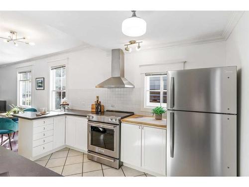 2507 16 Street Sw, Calgary, AB - Indoor Photo Showing Kitchen