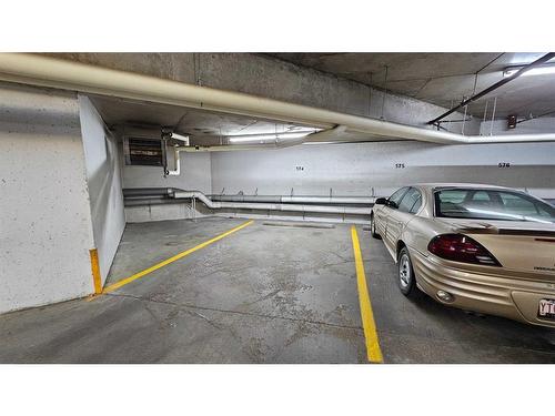 138-30 Royal Oak Plaza Nw, Calgary, AB - Indoor Photo Showing Garage