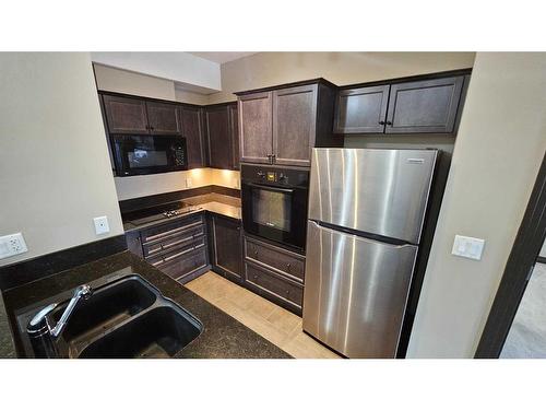 138-30 Royal Oak Plaza Nw, Calgary, AB - Indoor Photo Showing Kitchen With Double Sink