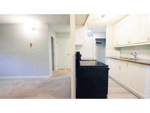 107-3420 50 Street Nw, Calgary, AB - Indoor Photo Showing Kitchen