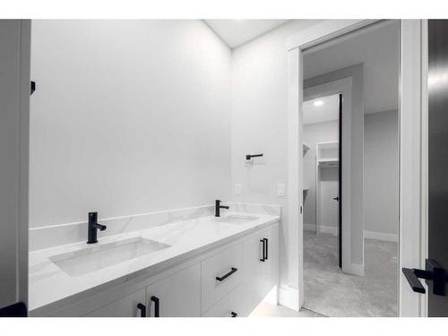 57 Rockcliff Terrace Nw, Calgary, AB - Indoor Photo Showing Bathroom