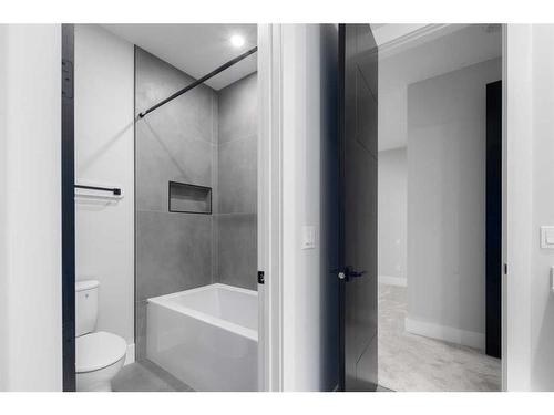 57 Rockcliff Terrace Nw, Calgary, AB - Indoor Photo Showing Bathroom