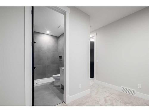 57 Rockcliff Terrace Nw, Calgary, AB - Indoor Photo Showing Bathroom