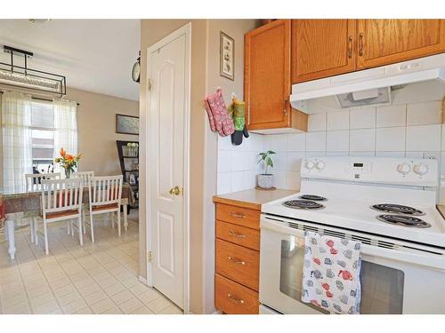 319 16 Street East, Brooks, AB - Indoor Photo Showing Kitchen