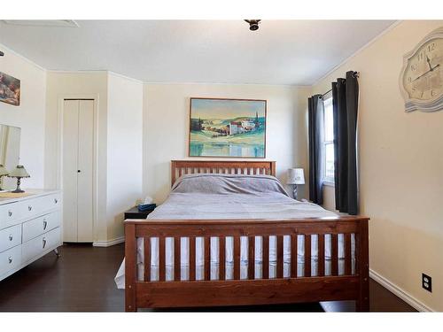 319 16 Street East, Brooks, AB - Indoor Photo Showing Bedroom