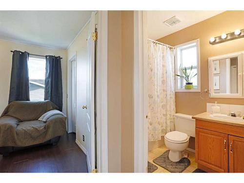 319 16 Street East, Brooks, AB - Indoor Photo Showing Bathroom