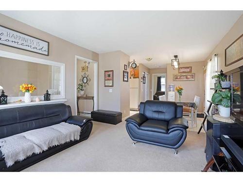 319 16 Street East, Brooks, AB - Indoor Photo Showing Living Room