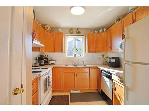 319 16 Street East, Brooks, AB - Indoor Photo Showing Kitchen With Double Sink