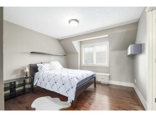 19 Aspen Meadows Manor Sw, Calgary, AB - Indoor Photo Showing Bedroom