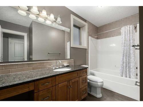 19 Aspen Meadows Manor Sw, Calgary, AB - Indoor Photo Showing Bathroom