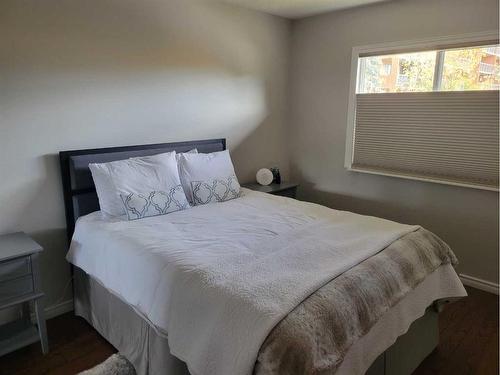 4627 Stanley Road Sw, Calgary, AB - Indoor Photo Showing Bedroom