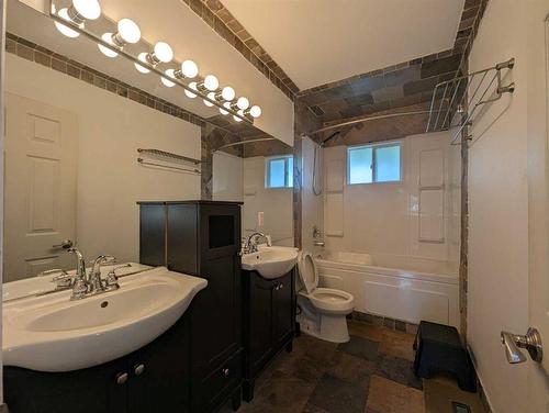 4627 Stanley Road Sw, Calgary, AB - Indoor Photo Showing Bathroom