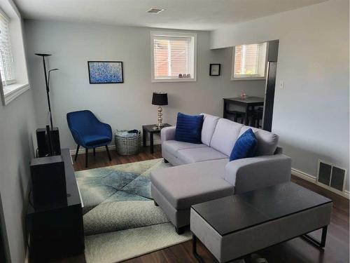 4627 Stanley Road Sw, Calgary, AB - Indoor Photo Showing Living Room