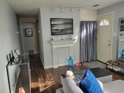 4627 Stanley Road Sw, Calgary, AB - Indoor Photo Showing Other Room