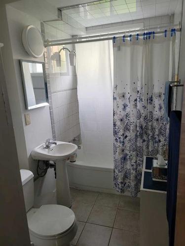 4627 Stanley Road Sw, Calgary, AB - Indoor Photo Showing Bathroom