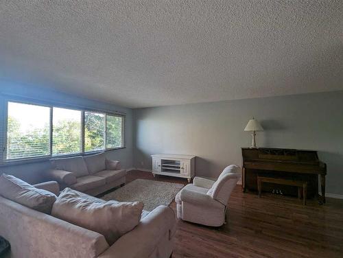 4627 Stanley Road Sw, Calgary, AB - Indoor Photo Showing Living Room