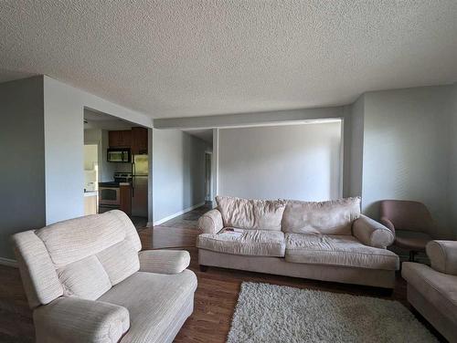 4627 Stanley Road Sw, Calgary, AB - Indoor Photo Showing Living Room