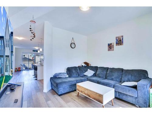 516 South Point Place Sw, Airdrie, AB - Indoor Photo Showing Living Room