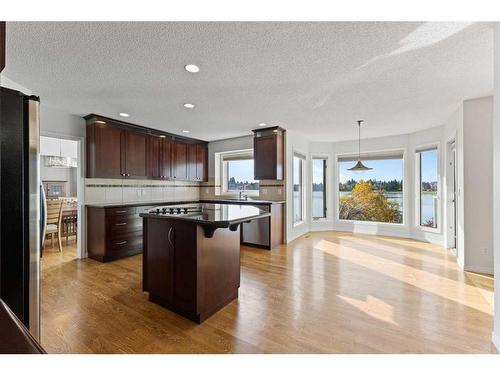 15 Suncastle Place Se, Calgary, AB - Indoor Photo Showing Kitchen