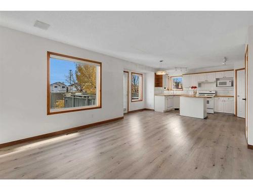 176 Panorama Hills Place Nw, Calgary, AB - Indoor Photo Showing Living Room