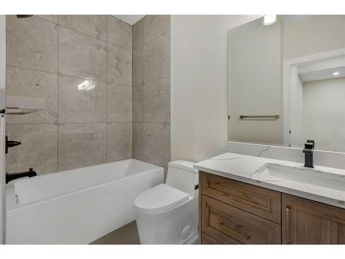 305 34 Avenue Ne, Calgary, AB - Indoor Photo Showing Bathroom