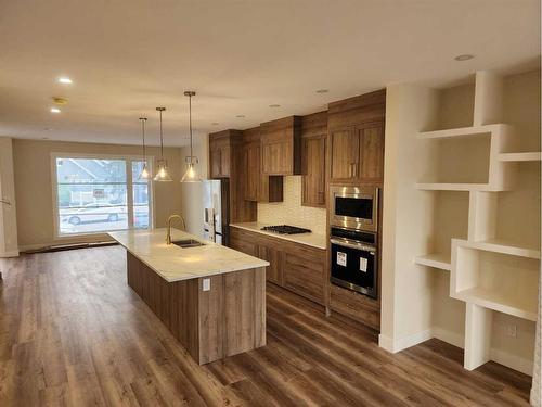 305 34 Avenue Ne, Calgary, AB - Indoor Photo Showing Kitchen