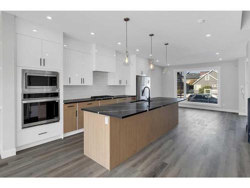 307 34 Avenue Ne, Calgary, AB - Indoor Photo Showing Kitchen With Upgraded Kitchen