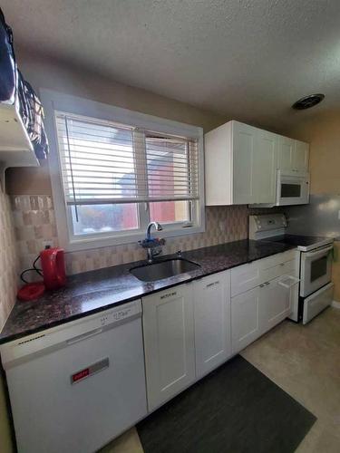 10-4740 Dalton Drive Nw, Calgary, AB - Indoor Photo Showing Kitchen