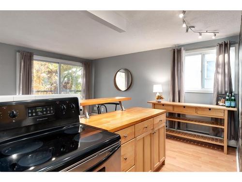 201-2503 17 Street Sw, Calgary, AB - Indoor Photo Showing Kitchen