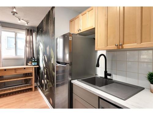 201-2503 17 Street Sw, Calgary, AB - Indoor Photo Showing Kitchen