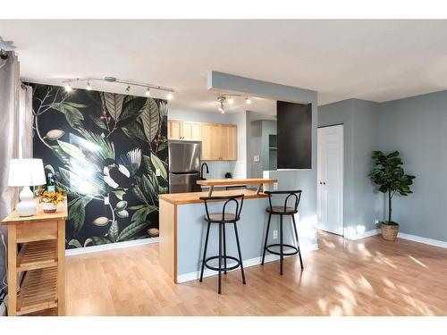 201-2503 17 Street Sw, Calgary, AB - Indoor Photo Showing Kitchen