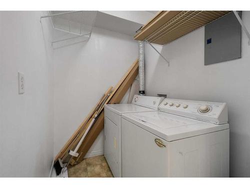 208-1528 11 Street, Calgary, AB - Indoor Photo Showing Laundry Room