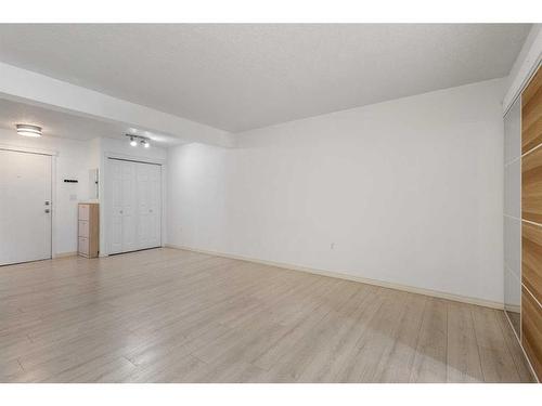 208-1528 11 Street, Calgary, AB - Indoor Photo Showing Other Room