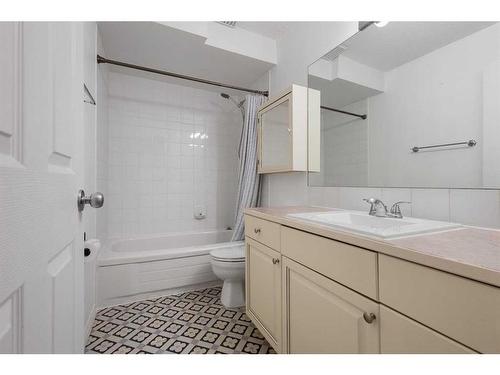 208-1528 11 Street, Calgary, AB - Indoor Photo Showing Bathroom