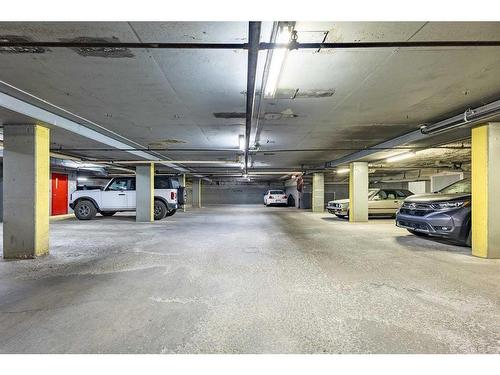 208-1528 11 Street, Calgary, AB - Indoor Photo Showing Garage