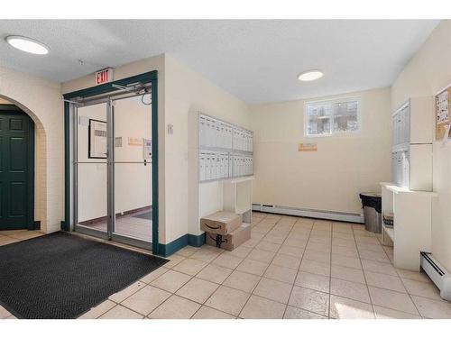 208-1528 11 Avenue Sw, Calgary, AB - Indoor Photo Showing Other Room