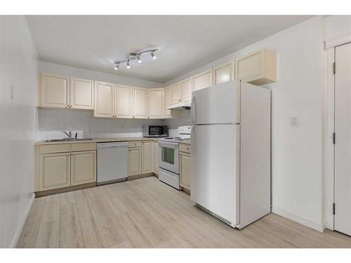 208-1528 11 Avenue Sw, Calgary, AB - Indoor Photo Showing Kitchen