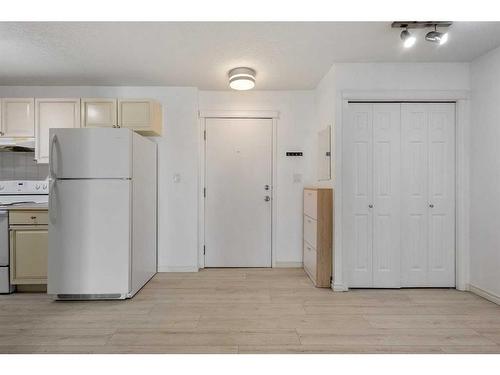 208-1528 11 Street, Calgary, AB - Indoor Photo Showing Kitchen