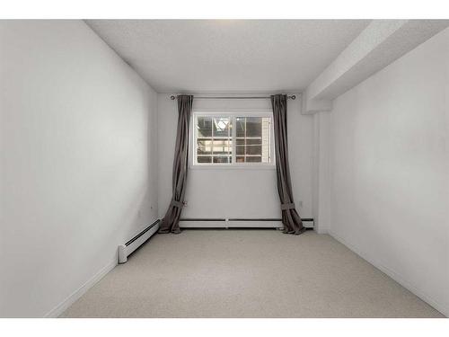 208-1528 11 Street, Calgary, AB - Indoor Photo Showing Other Room